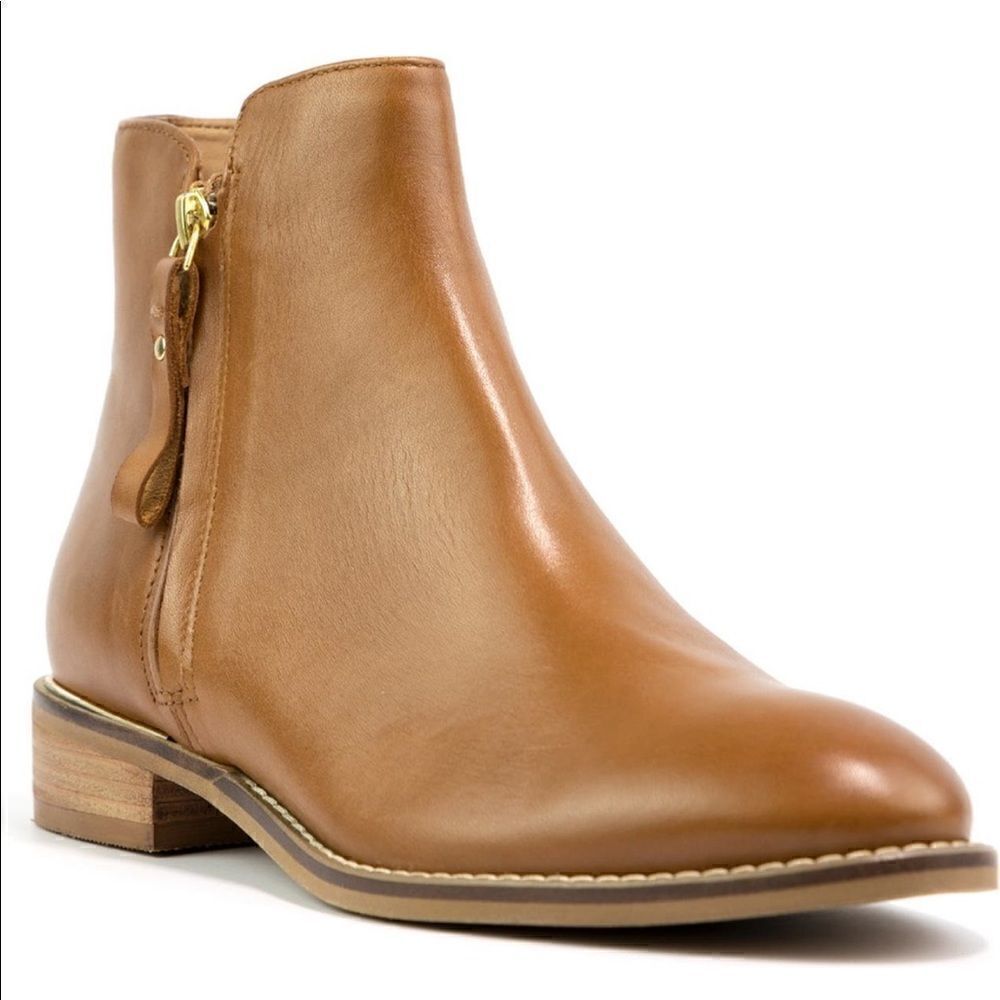 Crevo Eileen Women’s soft genuine leather zip ankle boot size 8, NIB